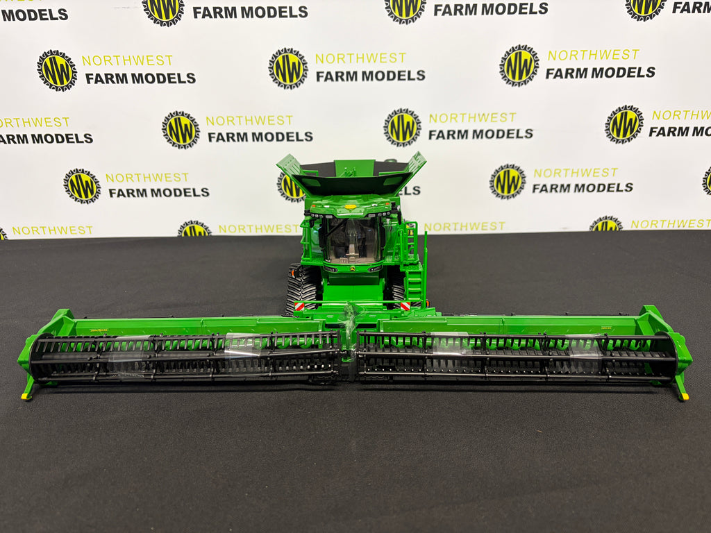 BRITAINS 43390 1:32 SCALE JOHN DEERE S7 900 COMBINE HARVESTER