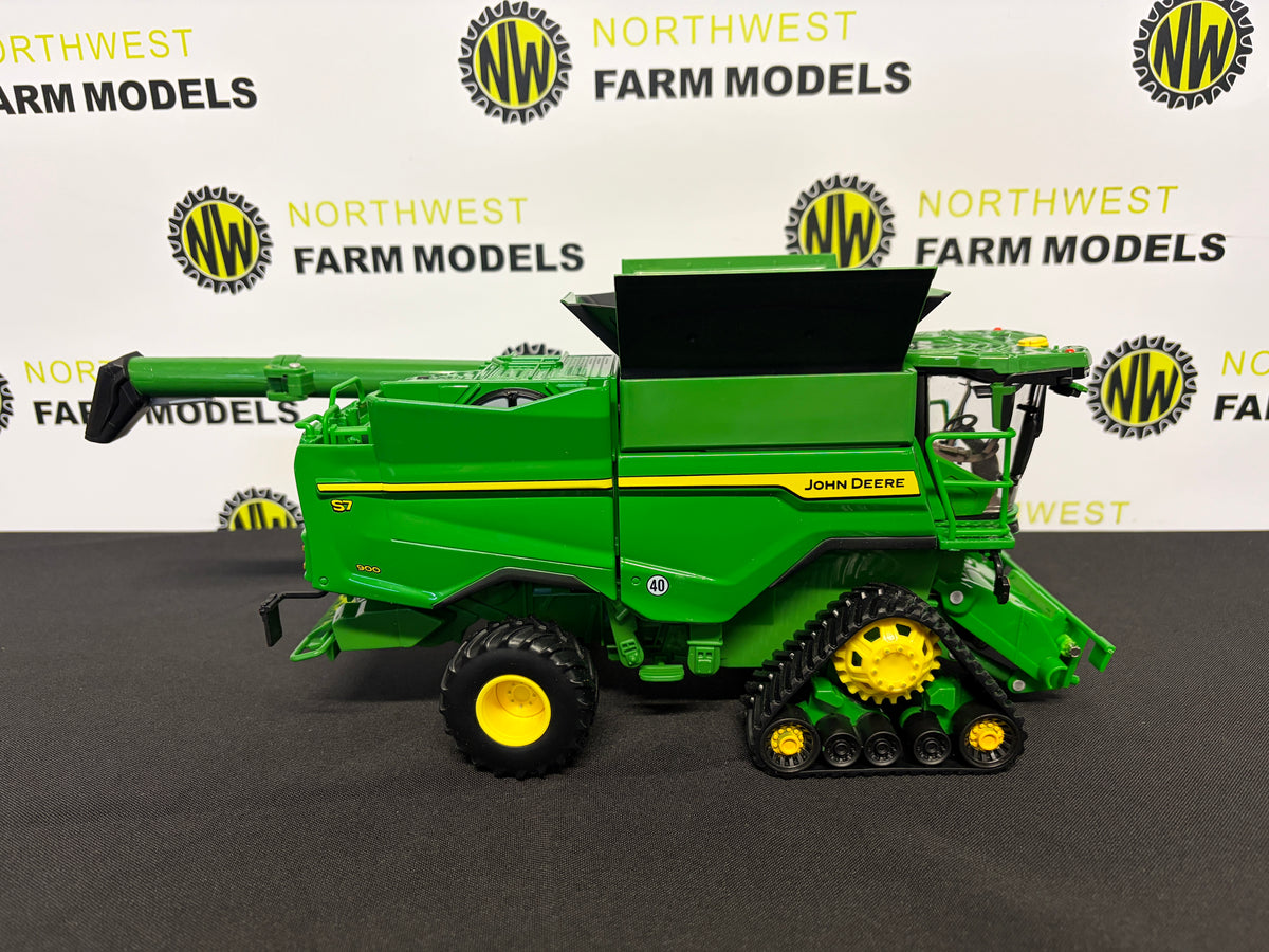 BRITAINS 43390 1:32 SCALE JOHN DEERE S7 900 COMBINE HARVESTER