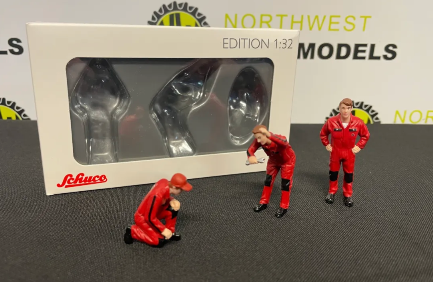 SCHUCO 450788000 1:32 SCALE CASE IH WORKING FIGURES