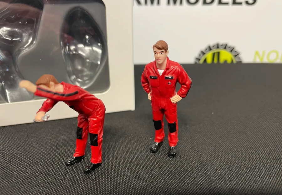 SCHUCO 450788000 1:32 SCALE CASE IH WORKING FIGURES