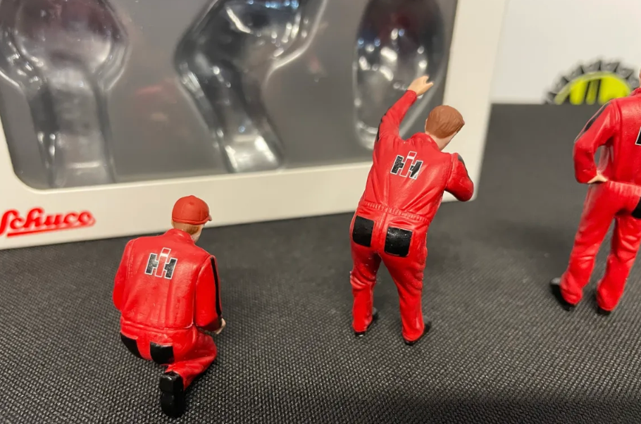 SCHUCO 450788000 1:32 SCALE CASE IH WORKING FIGURES