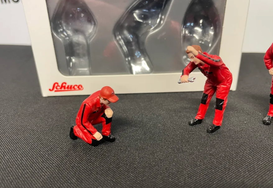 SCHUCO 450788000 1:32 SCALE CASE IH WORKING FIGURES