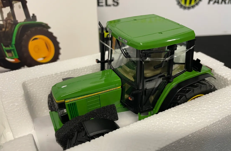 SCHUCO 450789100 1:32 SCALE JOHN DEERE 6100 4WD TRACTOR