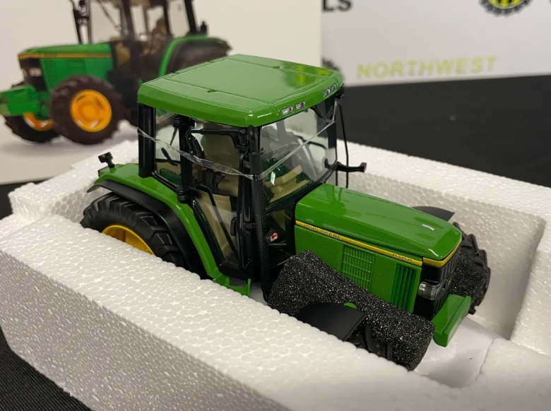 SCHUCO 450789100 1:32 SCALE JOHN DEERE 6100 4WD TRACTOR