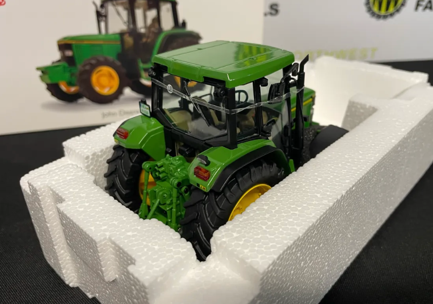 SCHUCO 450789100 1:32 SCALE JOHN DEERE 6100 4WD TRACTOR