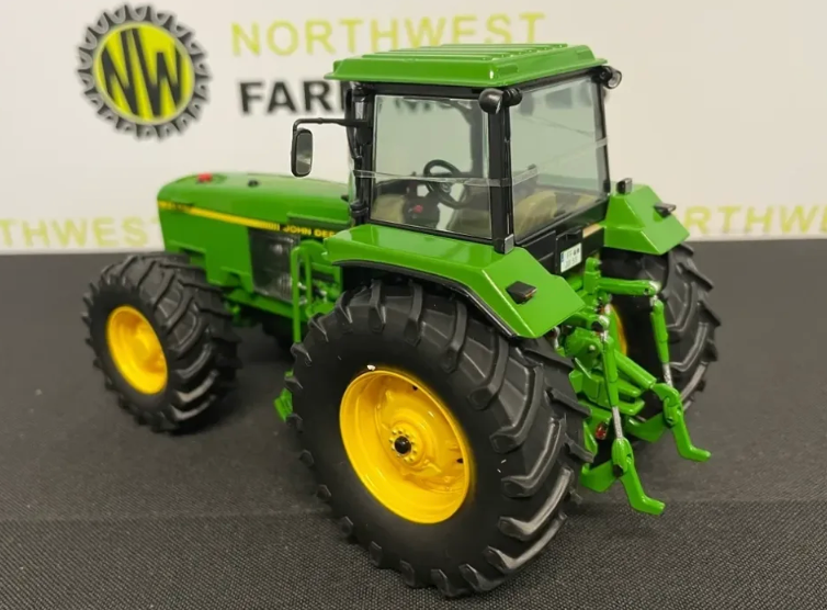 SCHUCO 450788900 1:32 SCALE JOHN DEERE 4960 4WD TRACTOR