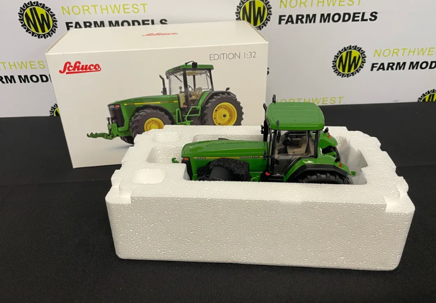 SCHUCO 1:32 SCALE 450787500 JOHN DEERE 8400 WITH FRONT LINKS
