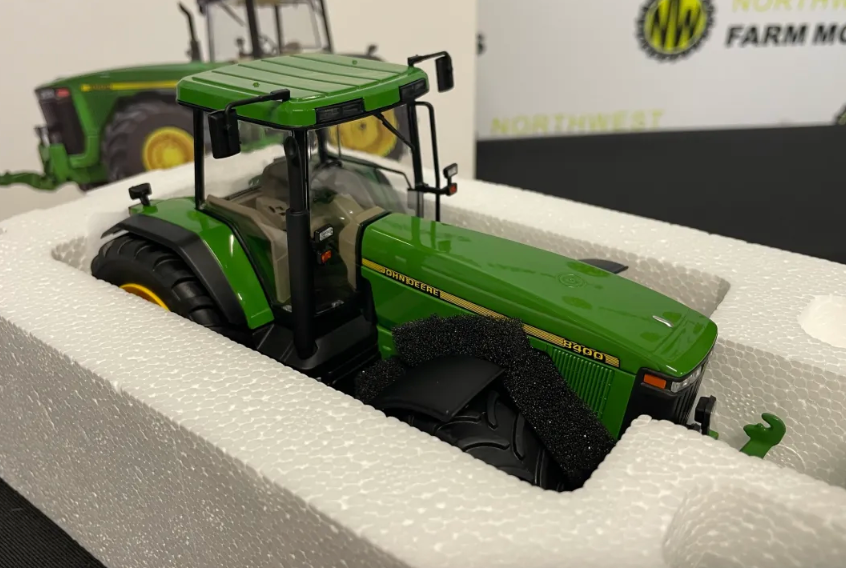 SCHUCO 1:32 SCALE 450787500 JOHN DEERE 8400 WITH FRONT LINKS