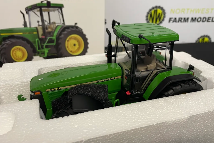 SCHUCO 1:32 SCALE 450787500 JOHN DEERE 8400 WITH FRONT LINKS
