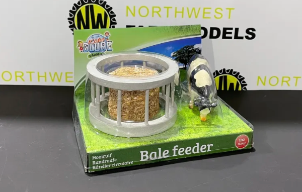 KIDS GLOBE 1:32 SCALE RING FEEDER WITH BALE AND COW