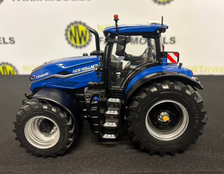 MARGE MODELS 2517 1:32 SCALE NEW HOLLAND T7.440XD DYNAMIC BLUE TRACTOR