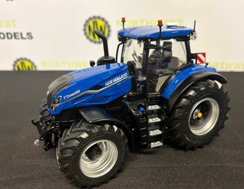 MARGE MODELS 2517 1:32 SCALE NEW HOLLAND T7.440XD DYNAMIC BLUE TRACTOR
