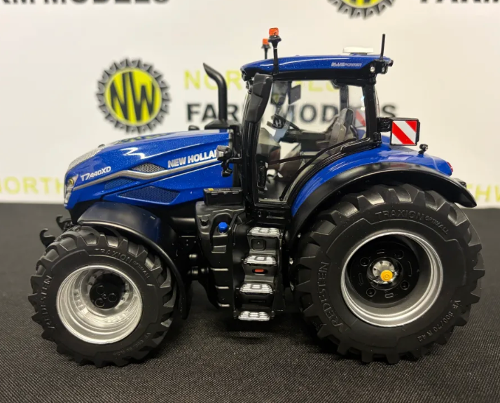 MARGE MODELS 2518 1:32 SCALE NEW HOLLAND T7.440XD BLUE POWER TRACTOR