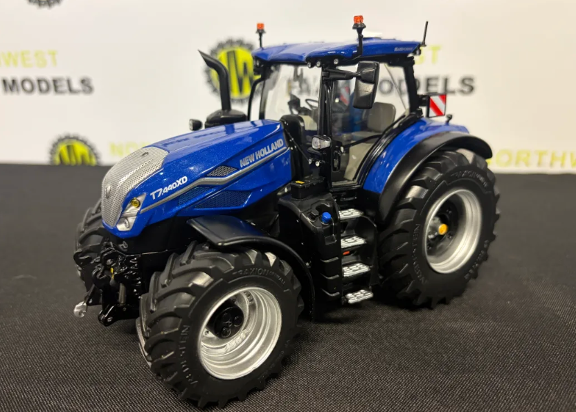 MARGE MODELS 2518 1:32 SCALE NEW HOLLAND T7.440XD BLUE POWER TRACTOR