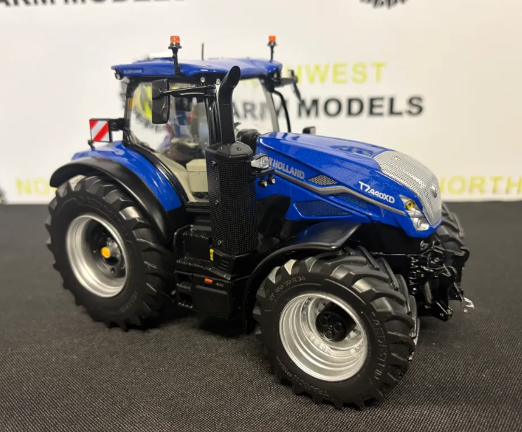 MARGE MODELS 2518 1:32 SCALE NEW HOLLAND T7.440XD BLUE POWER TRACTOR