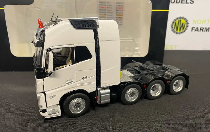 MARGE MODELS 2322-01 1:32 SCALE VOLVO FH5 8X4 CLEAR WHITE TRACTOR UNIT
