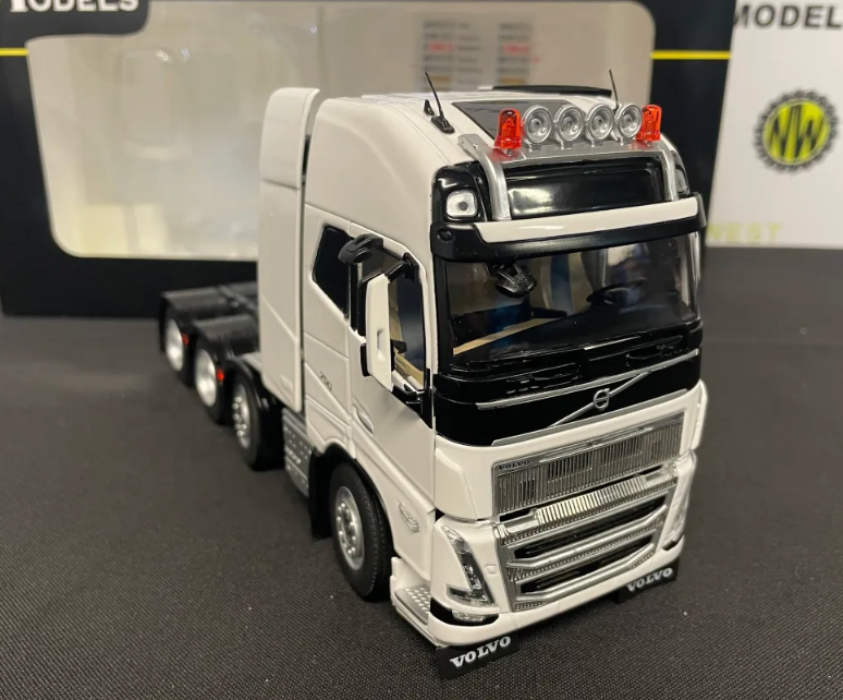 MARGE MODELS 2322-01 1:32 SCALE VOLVO FH5 8X4 CLEAR WHITE TRACTOR UNIT