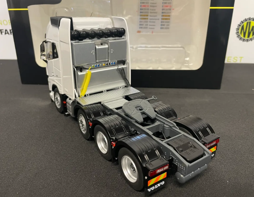 MARGE MODELS 2322-01 1:32 SCALE VOLVO FH5 8X4 CLEAR WHITE TRACTOR UNIT