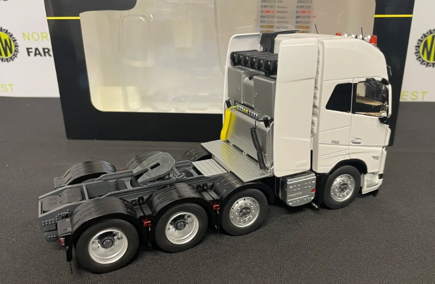 MARGE MODELS 2322-01 1:32 SCALE VOLVO FH5 8X4 CLEAR WHITE TRACTOR UNIT
