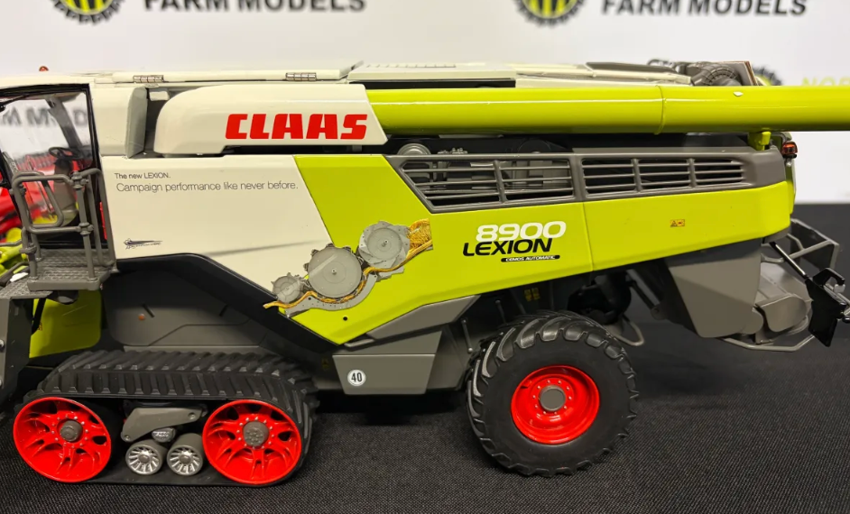 MARGE MODELS 02577630 1:32 SCALE CLAAS LEXION 8900TT WITH CONVIO 1380 DEMO EDITION