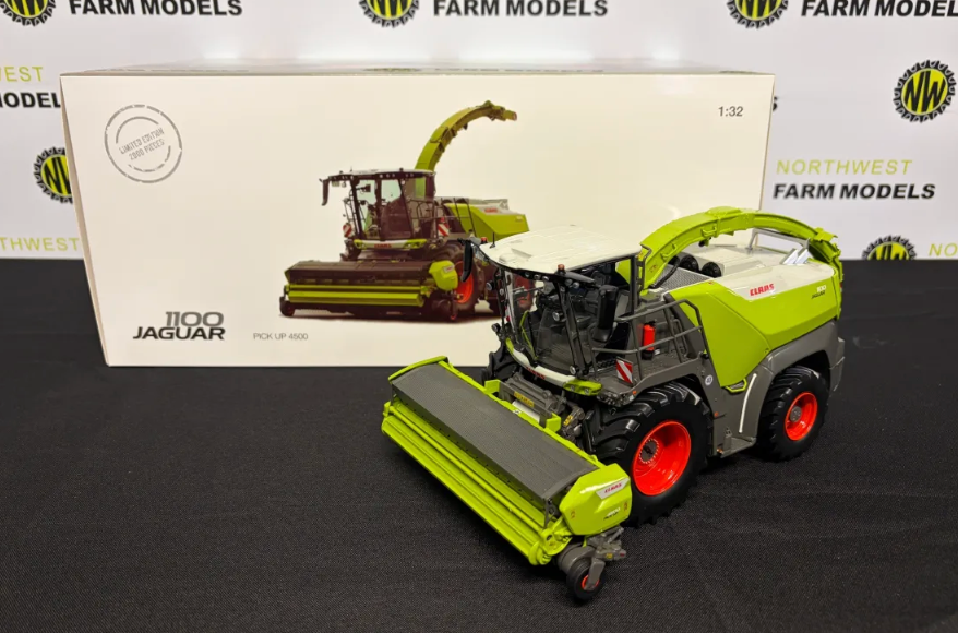 MARGE MODELS 00 0267 444 0 1:32 SCALE CLAAS JAGUAR 1100 WITH PICK UP 4500 GRASS HEADER LIMITED EDITION