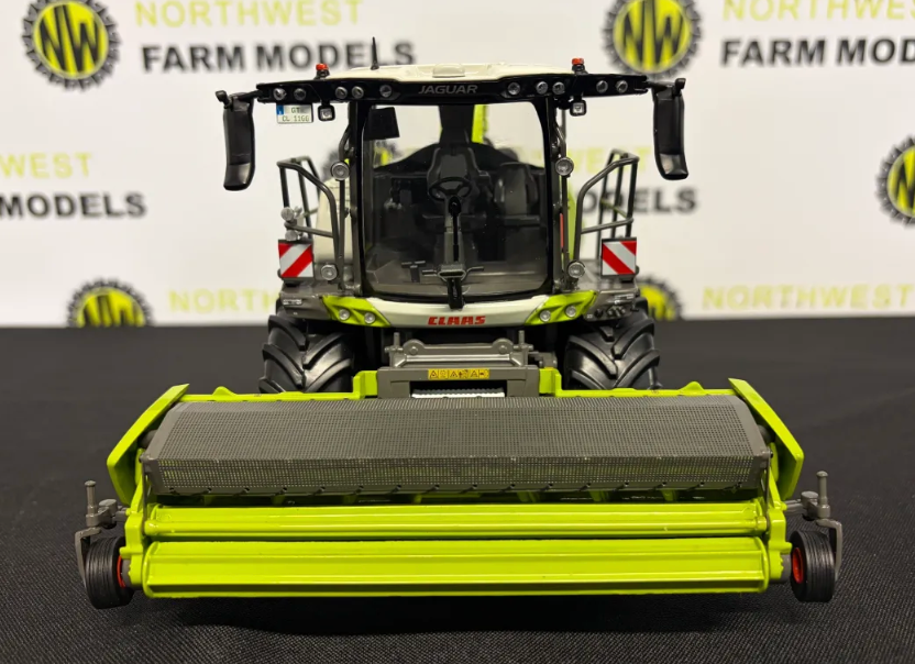 MARGE MODELS 00 0267 444 0 1:32 SCALE CLAAS JAGUAR 1100 WITH PICK UP 4500 GRASS HEADER LIMITED EDITION