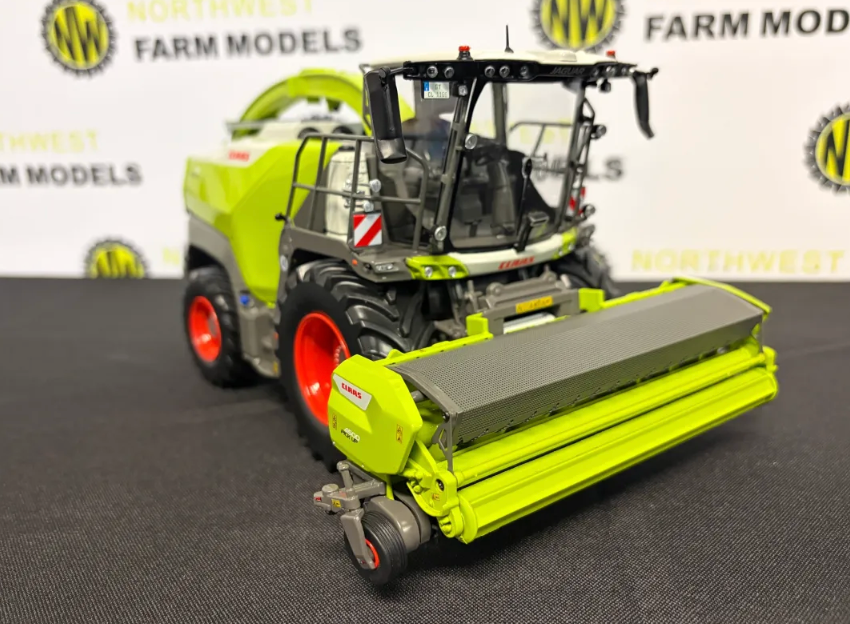 MARGE MODELS 00 0267 444 0 1:32 SCALE CLAAS JAGUAR 1100 WITH PICK UP 4500 GRASS HEADER LIMITED EDITION