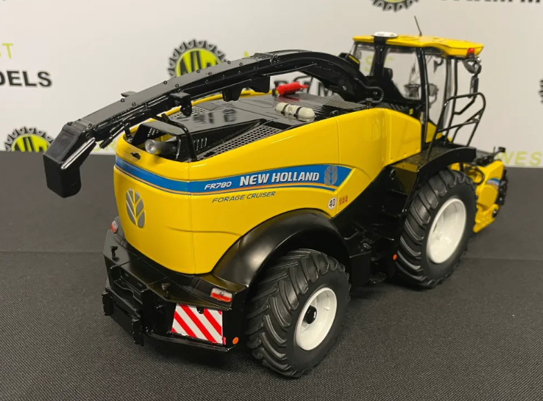 MARGE MODELS 2125 1:32 SCALE NEW HOLLAND FR780 FORAGE HARVESTER WITH MAIZE AND GRASS HEADER