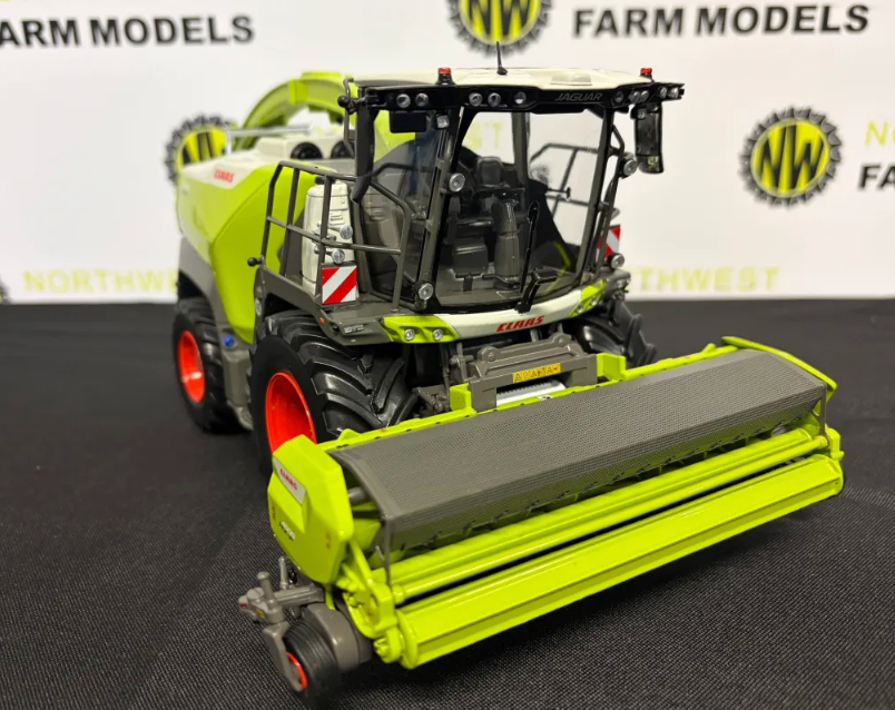 MARGE MODELS 2507 1:32 SCALE CLAAS JAGUAR 1080 FORAGE HARVESTER WITH PICK UP 4500 GRASS HEADER