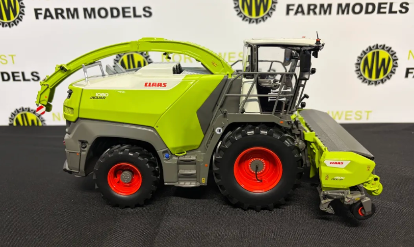 MARGE MODELS 2507 1:32 SCALE CLAAS JAGUAR 1080 FORAGE HARVESTER WITH PICK UP 4500 GRASS HEADER
