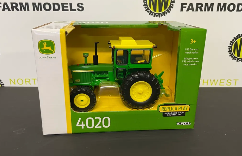 ERTL 45864 1:32 SCALE JOHN DEERE 4020 TRACTOR