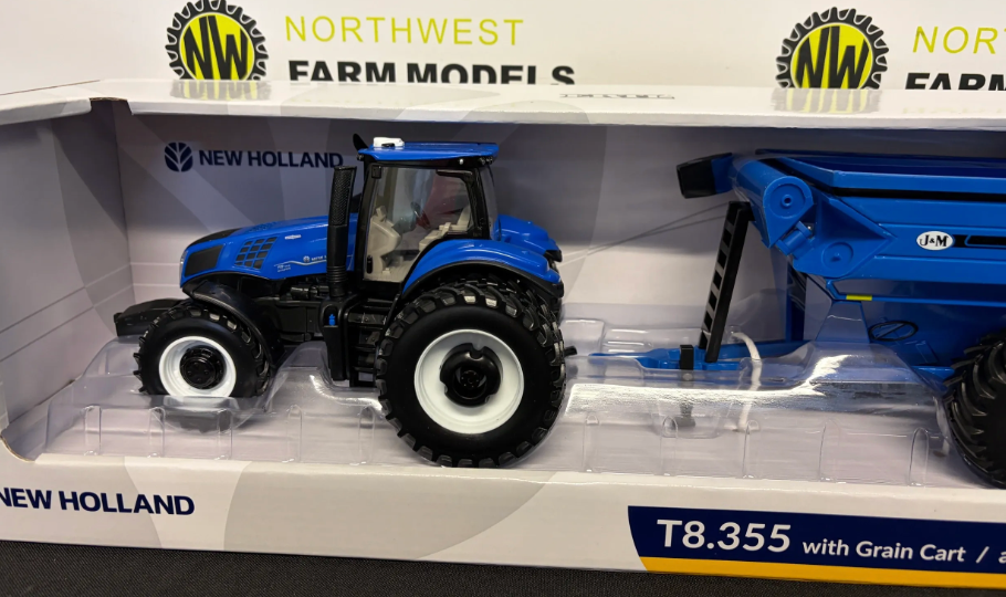 ERTL 1:32 SCALE 61028 NEW HOLLAND T8.355 WITH GRAIN CHASER