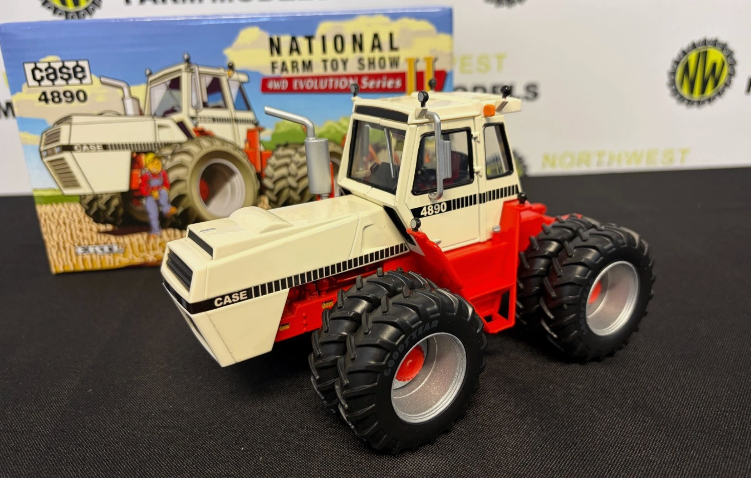 ERTL 16248 1:32 SCALE CASE 4890 4WD "2014 NATIONAL FARM TOY SHOW"