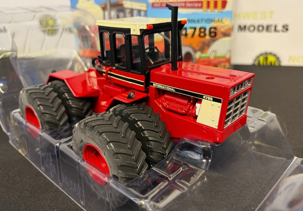 ERTL 16272 1:32 SCALE INTERNATIONAL 4786 "NATIONAL FARM TOY SHOW"