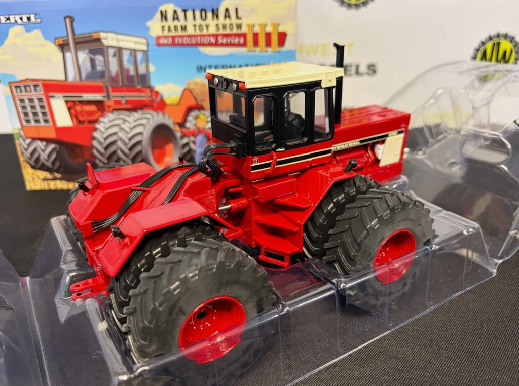 ERTL 16272 1:32 SCALE INTERNATIONAL 4786 "NATIONAL FARM TOY SHOW"