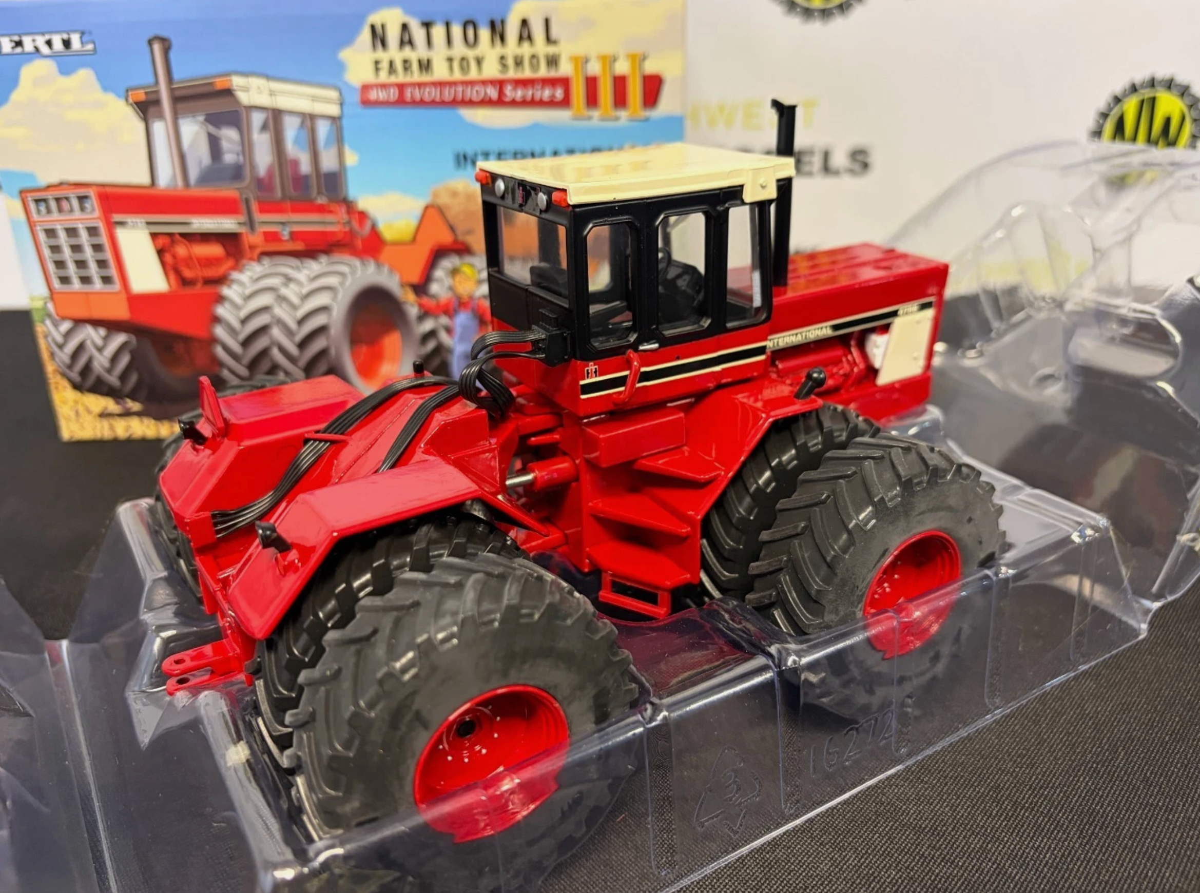 ERTL 16272 1:32 SCALE INTERNATIONAL 4786 "NATIONAL FARM TOY SHOW"