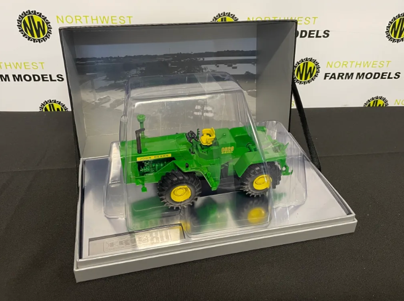 ERTL 45974 1:32 SCALE JOHN DEERE 8020 PRESTIGE COLLECTION ERTL 80 LIMITED EDITION