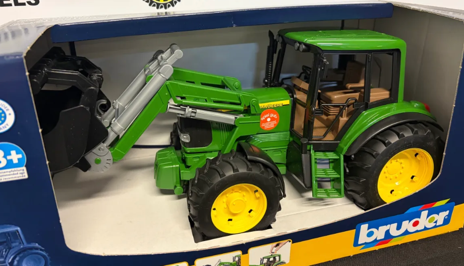 BRUDER 02052 1:16 SCALE JOHN DERE 6920 WITH FRONT LOADER