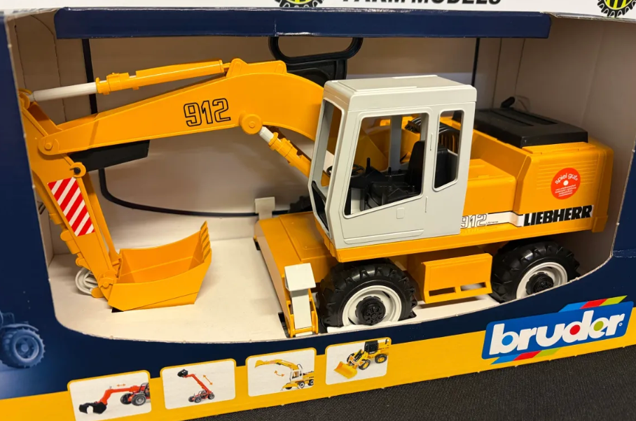 BRUDER 02426 1:16 SALE LIEBHERR EXCAVATOR