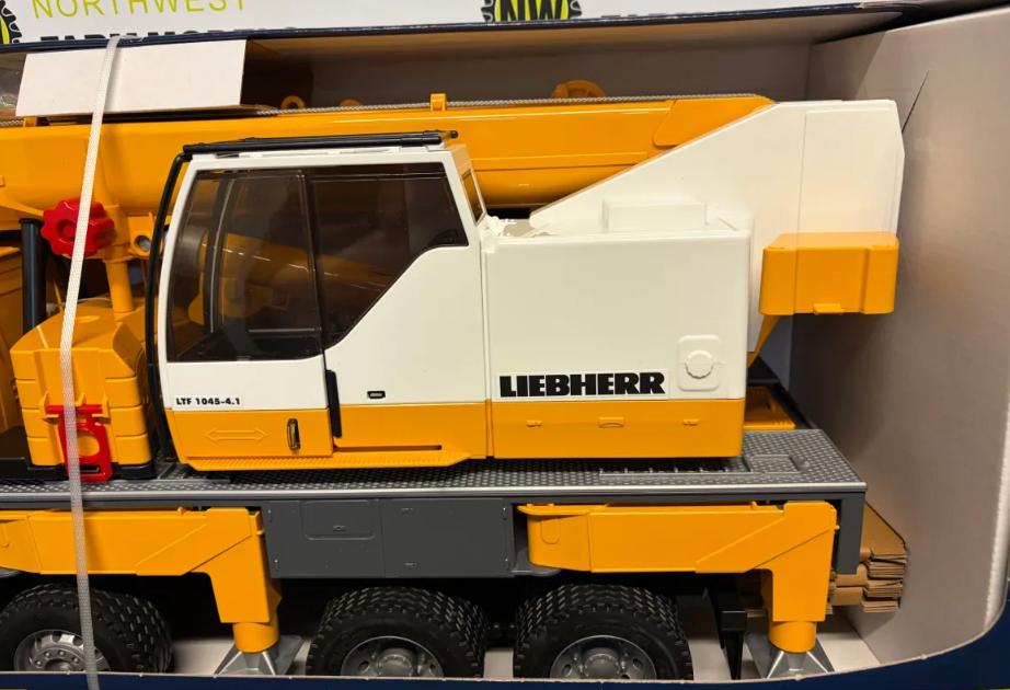 BRUDER 03571 1:16 SCALE SCANIA SUPER 560R LIEBHERR CRANE TRUCK WITH LIGHT AND SOUND