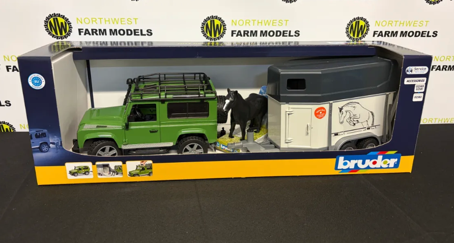 BRUDER 02592 1:16 SCALE LAND ROVER DEFENDER AND HORSE BOX