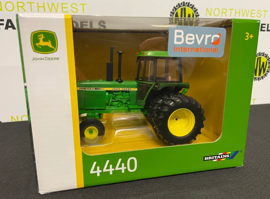 BRITAINS 43380 1:32 SCALE JOHN DEERE 4440 2WD WITH REAR DUAL WHEELS