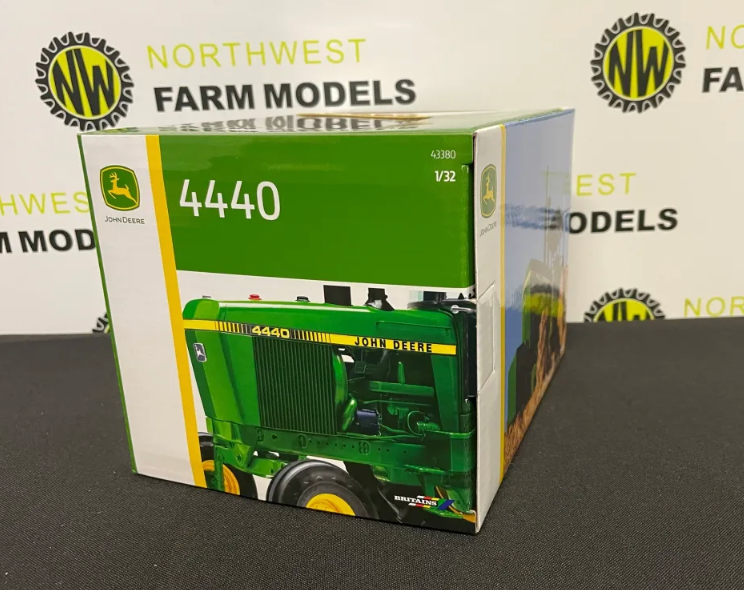 BRITAINS 43380 1:32 SCALE JOHN DEERE 4440 2WD WITH REAR DUAL WHEELS