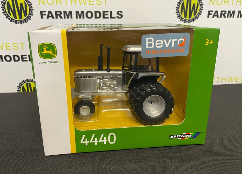 BRITAINS 43380 1:32 SCALE JOHN DEERE 4440 SILVER LIMITED EDITION