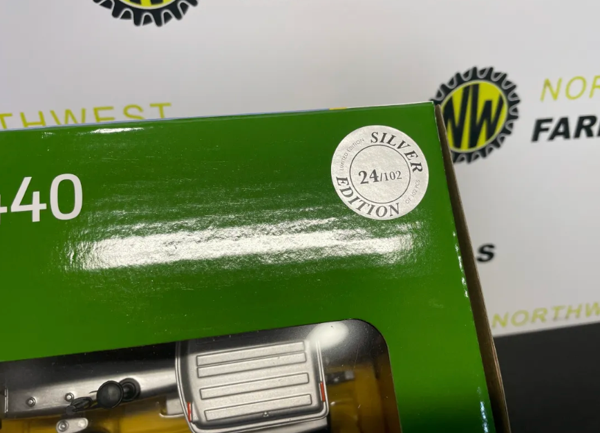 BRITAINS 43380 1:32 SCALE JOHN DEERE 4440 SILVER LIMITED EDITION