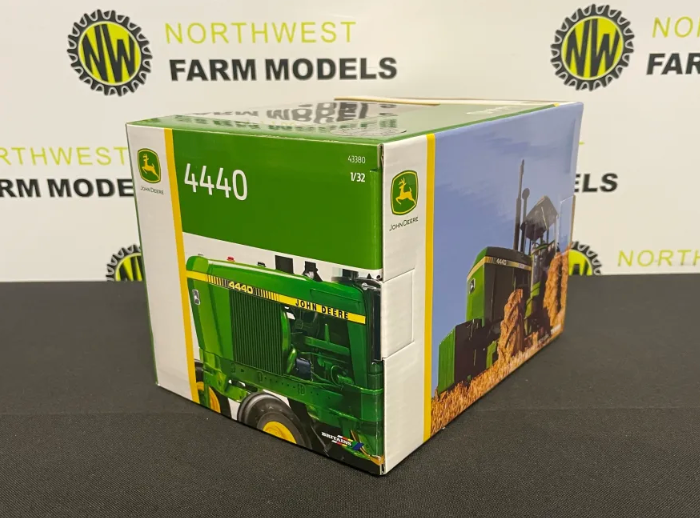 BRITAINS 43380 1:32 SCALE JOHN DEERE 4440 SILVER LIMITED EDITION