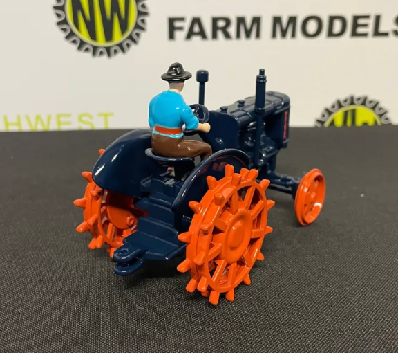 BRITAINS 43378 1:32 SCALE FORDSON MAJOR TRACTOR
