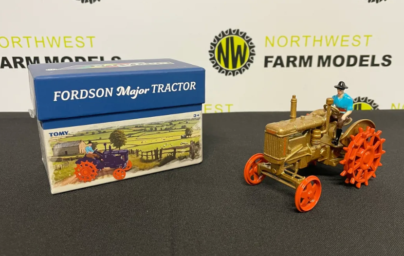 BRITAINS 43378 1:32 SCALE FORDSON MAJOR TRACTOR GOLD