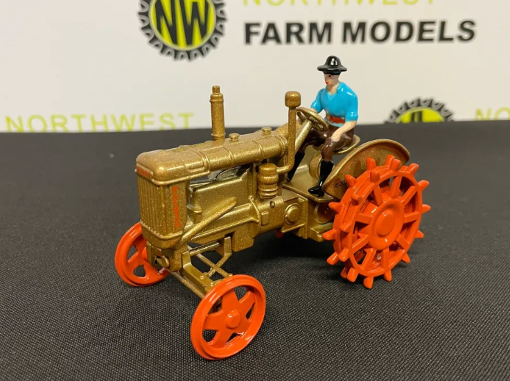 BRITAINS 43378 1:32 SCALE FORDSON MAJOR TRACTOR GOLD