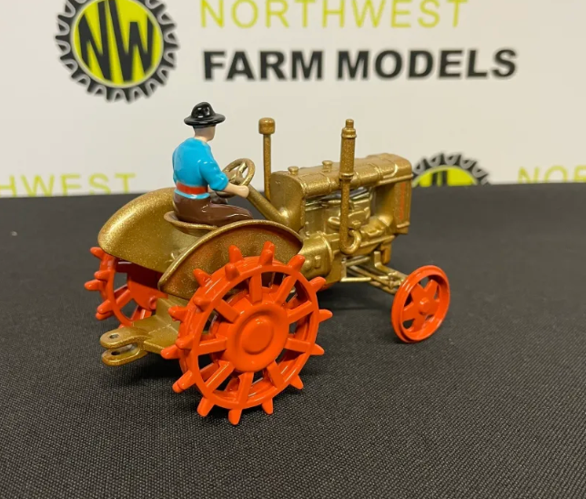 BRITAINS 43378 1:32 SCALE FORDSON MAJOR TRACTOR GOLD